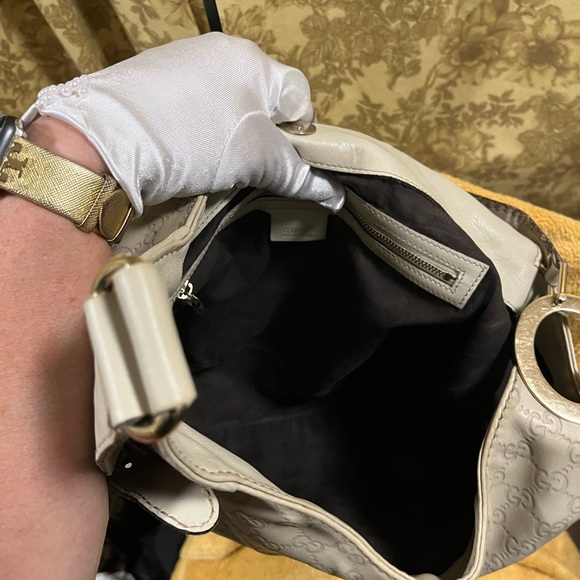 Authentic Gucci hobo bag in great condition. - Picture 9 of 11